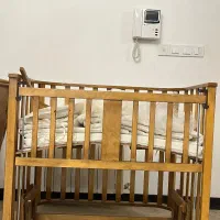 تخت گهواره کنار مادر