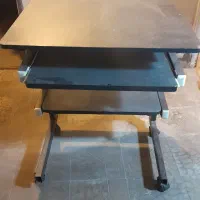 میز تحریر و کامپیوتر