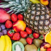 کارگر یا فروشنده میوه فروشی