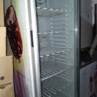 فریزر تک در ایستاده