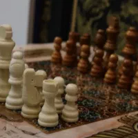 مهره شطرنج چوبی و مرمر