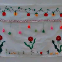 پرده زیبای گل‌دوزی شده کار دست