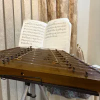 سنتور به همراه میز