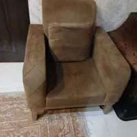 یک دست مبل هفت نفره همراه با میز ناهارخوری