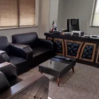 کارمند پاسخگوی تلفن و منشی تلفنی با فن بیان قوی