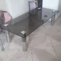 یک عدد میز جلو مبلی شیشه ای