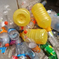 مقداری ضایعات بطری پلاستیک نان قوطی حلب سبد