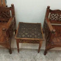 دو عدد صندلی سنتی با یک میز عسلی
