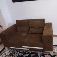 مبل راحتی کارکرده با میز عسلی سالم