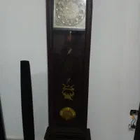 ساعت ایستاده و دو عدد باند