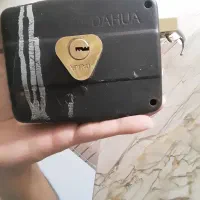 قفل درحیاط
