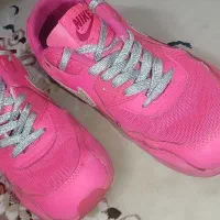 کتونی دخترانه سایز37و38 شاید به 36 هم بخوره