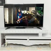 تلویزیون ایکس ویژن با میز و محافظ صفحه