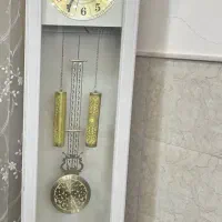 ساعت و گلدان ایستاده