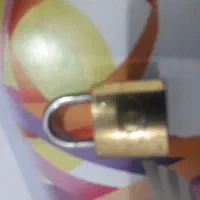 این نان یک قفل است ودو تا لیزر بزرگه 100 تومان