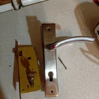 مجموعه قفل و دستگیره درب چوبی خالدار