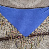 مقداری شال و روسری قواره بزرگ