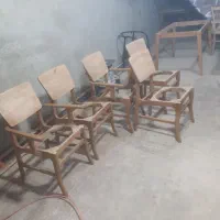 نیروی کاردر رنگ کاری میز وصندلی مسلط به ماشین پوست