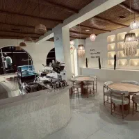 نیازمند صبحانه زن یا کمک آشپز