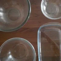 تعدادی لیوان وظروف