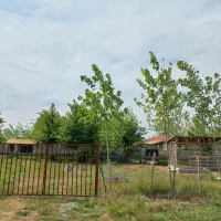 زمین همراه خانه چوبی بر جاده اصلی