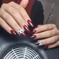 آموزش و کاشت ناخن