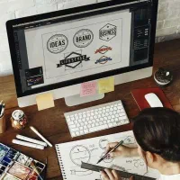 فتوشاپ کار ، گرافیست و طراح هستم.