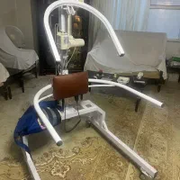 دستگاه بالابر بیمار یا کمک کننده برای راه رفتن