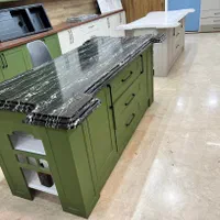 جزیره دو متری سبز یشمی فضای کابینت و صندلی خور