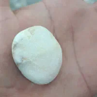 سنگ عجیب زیر نور روشن میشه