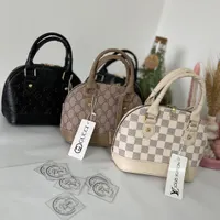 کیف|کیف، کفش، کمربند|رشت, گلسار|دیوار