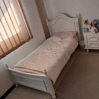 کمد تخت و دراور نوجوان