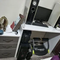 کامپیوتر خانگی و به همراه میز