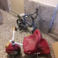 دوعدد چرخ یک دوچرخه دست سه چرخه سالم