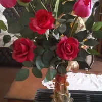 مقداری گل تزیینی و رومیزی ایستاده