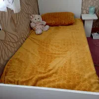 تخت یک‌نفره سفید رنگ