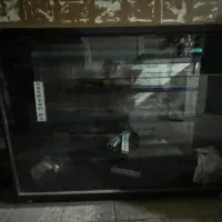 ویترین شیشه ای و چوبی