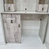 میز تحریر و کتابخانه