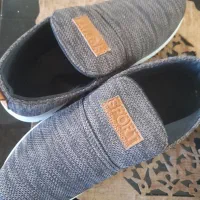 یک جفت کفش اسپورت استفاده نشده سایز 40
