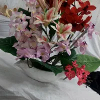 گل مصنوعی با گلدان سرامیکی بزرگ در حد نو|گل مصنوعی|خوی, |دیوار