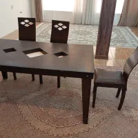 یک عدد میز به همراه صندلی به فروش می رسد