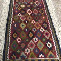 گلیم دستبافت، پشمی اصل کارکرده خوش رنگ