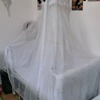 تخت کنار مادر