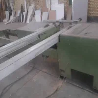 دستگاه نجاری دور کن دروازه ای.