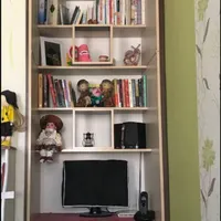 کتابخانه و میز کامپیوتر