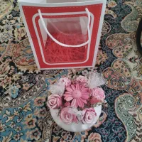 گلدان سرامیکی با گلهای شمعی