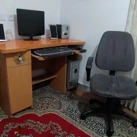 کامپیوتر و میز و صندلی