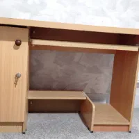 میز تحریر و کامپیوتر