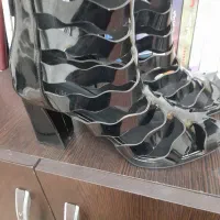 یک جفت کفش ورنی نو
