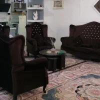 مبل مخمل قهوه‌ای رنگ